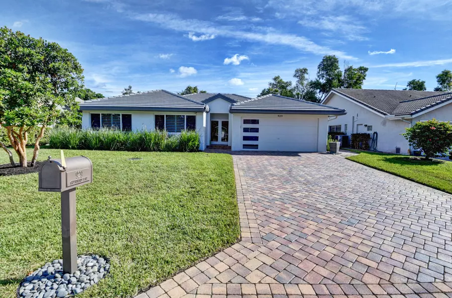 929 Greensward LN, Delray Beach, FL 33445