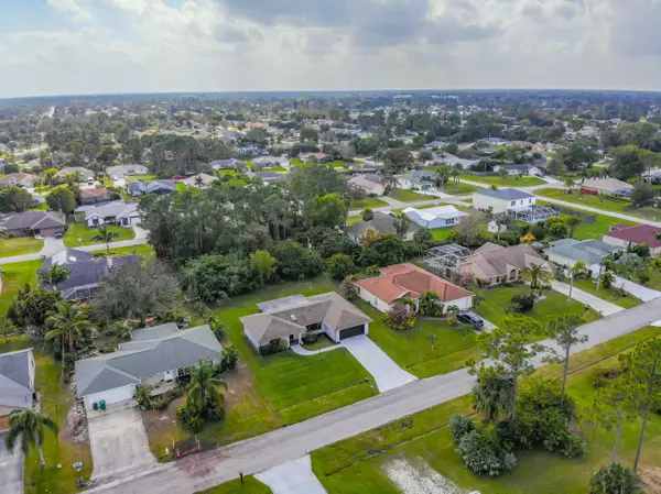 Port Saint Lucie, FL 34983,634 SE Streamlet AVE