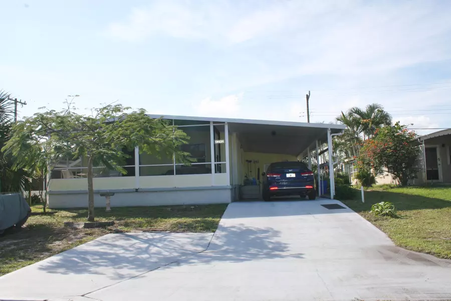 8292 SE Skylark AVE, Hobe Sound, FL 33455