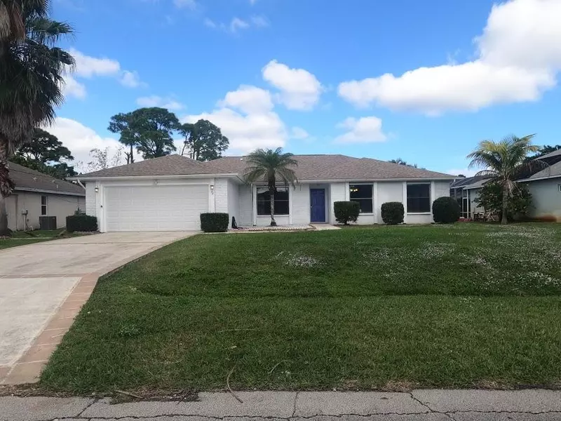 913 SE Breakwater AVE, Port Saint Lucie, FL 34983