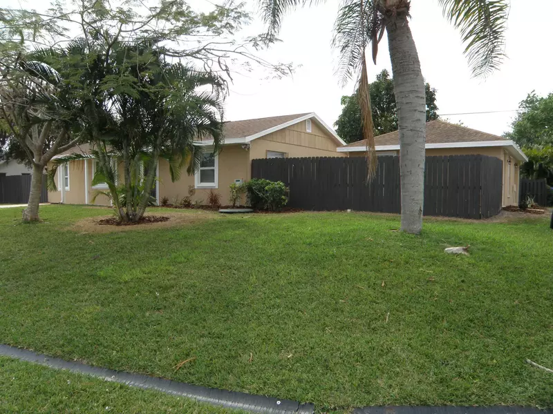 2102 SW Chestnut LN, Port Saint Lucie, FL 34953