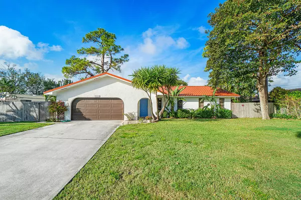 2513 Sundown LN, Lake Worth, FL 33462