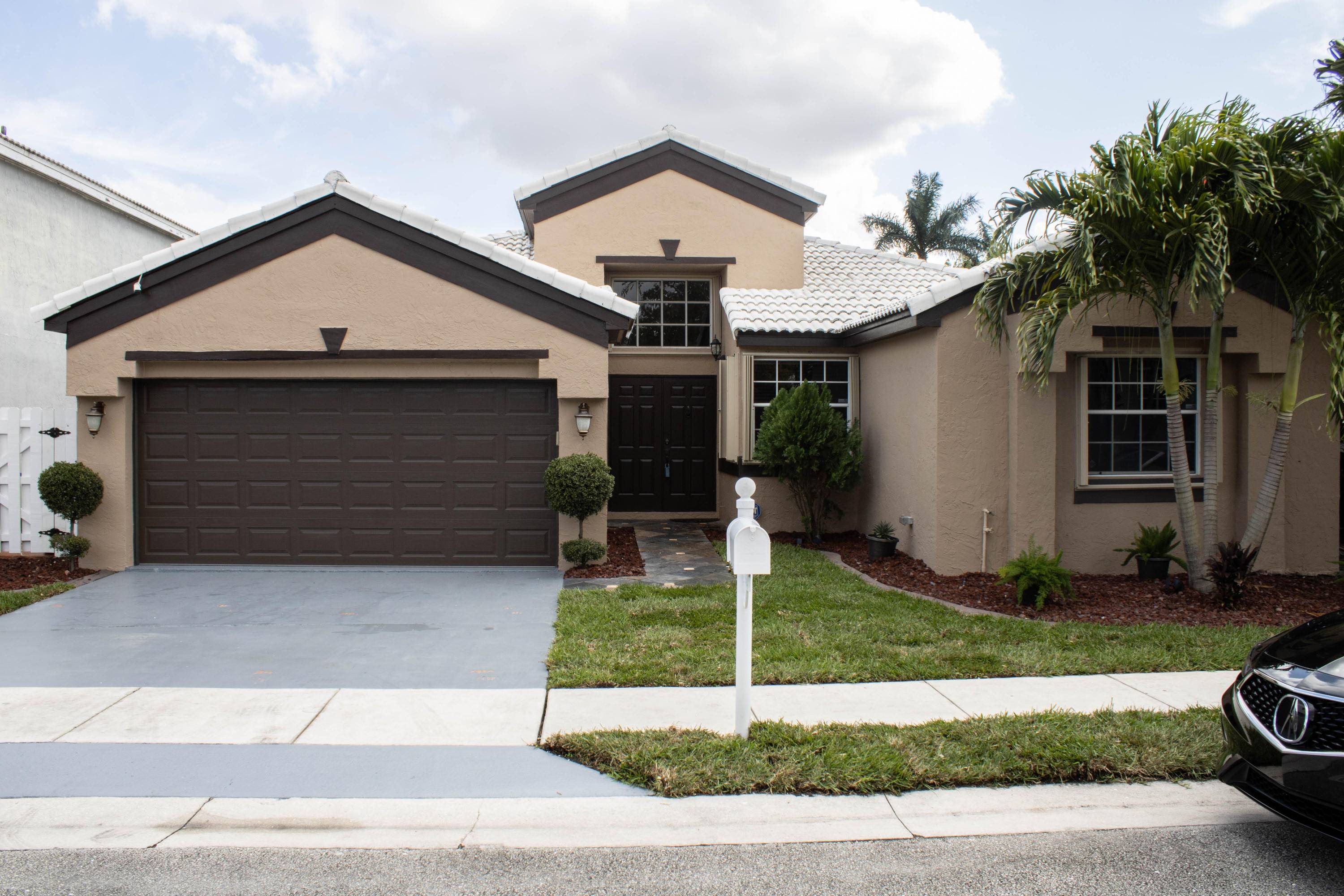 10362 SW 9th LN, Pembroke Pines, FL 33025
