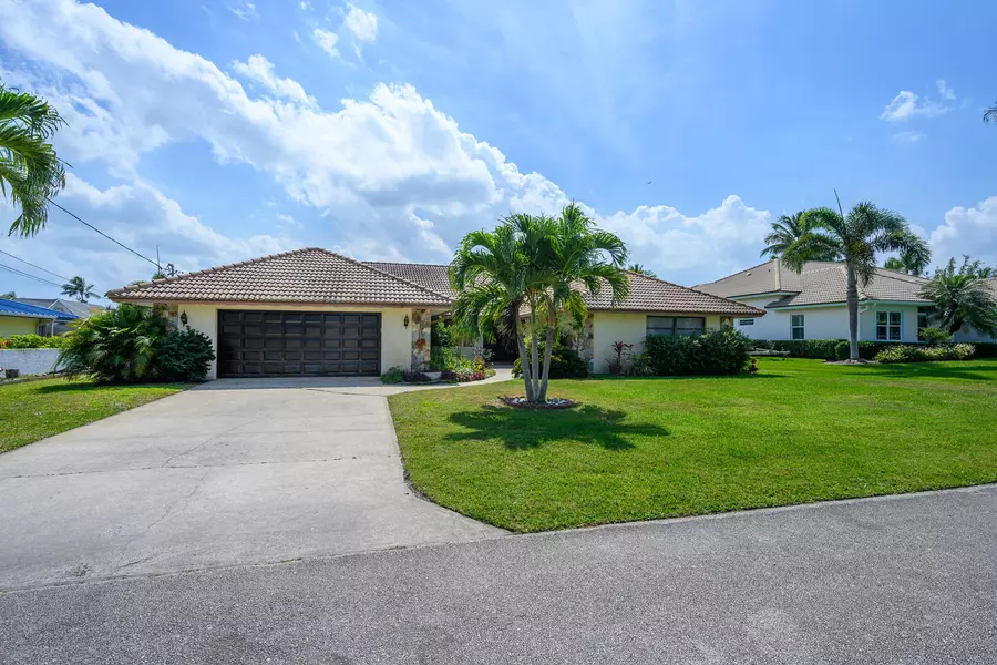 8518 SE Coconut ST, Hobe Sound, FL 33455