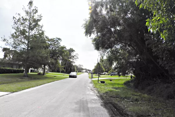 Port Saint Lucie, FL 34953,692 NE Horizon LN