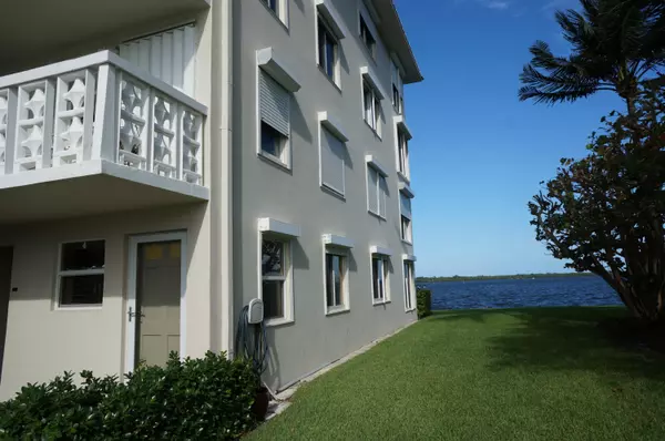 North Palm Beach, FL 33408,52 Yacht Club DR 301