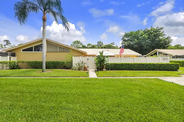 5672 Golden Eagle CIR, Palm Beach Gardens, FL 33418