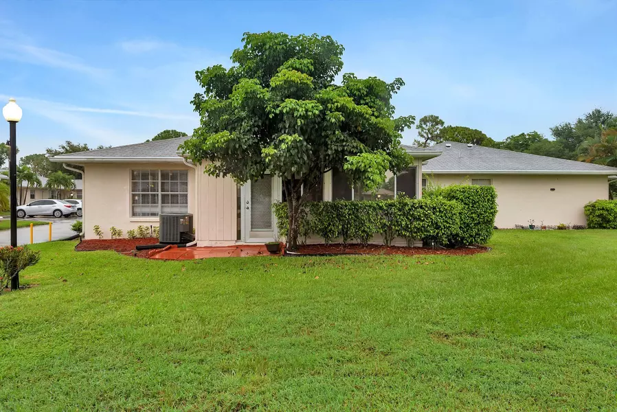 474 Holyoke LN, Lake Worth, FL 33467