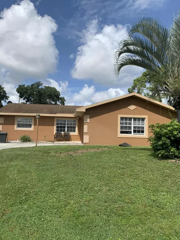 442 SW Curry ST, Port Saint Lucie, FL 34983