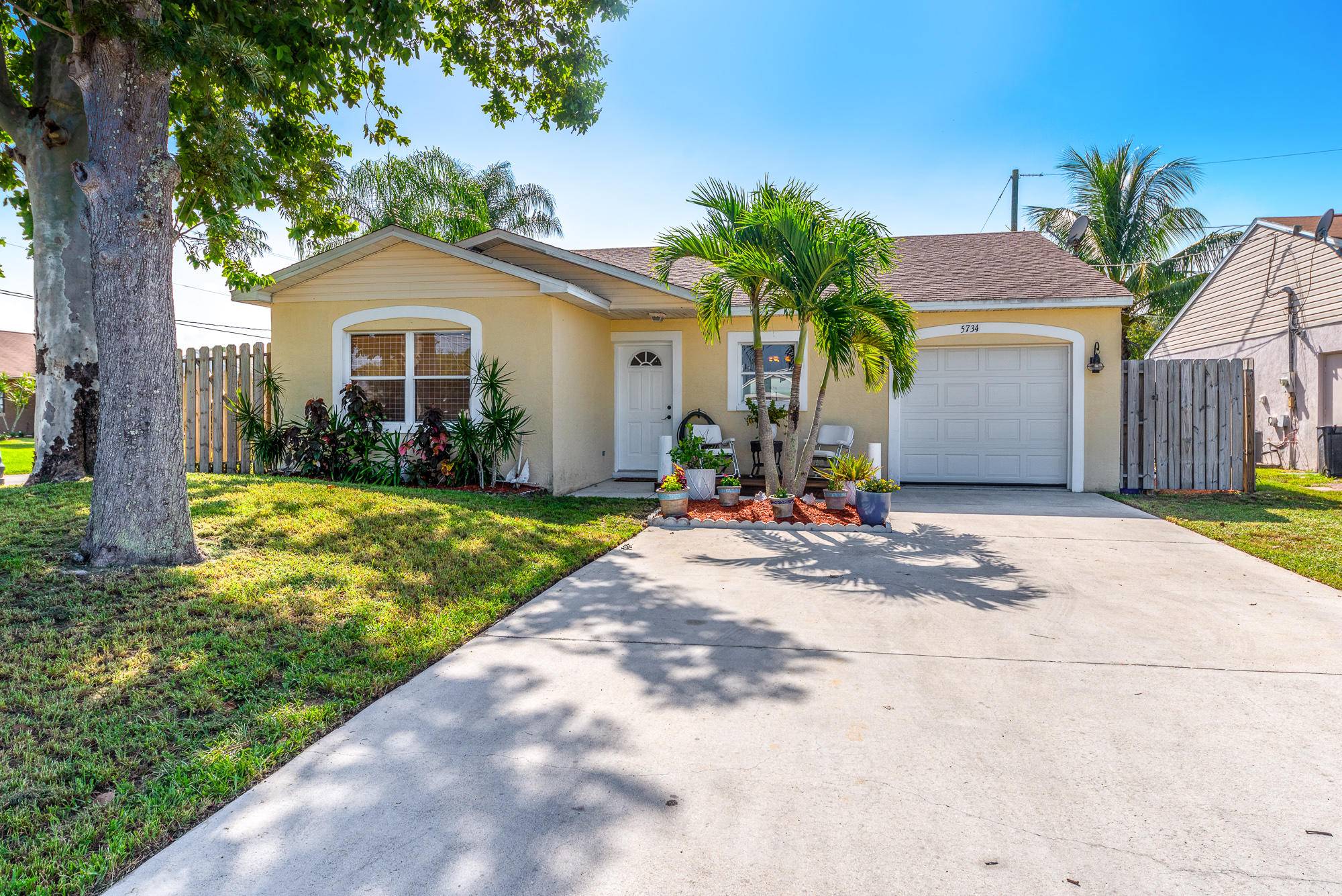 5734 SE Mitzi LN, Stuart, FL 34997