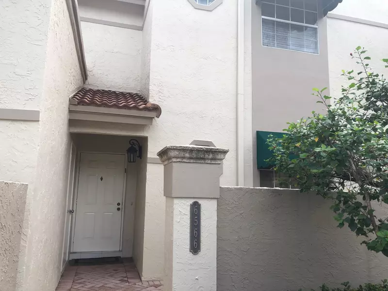 6566 Via Regina, Boca Raton, FL 33433