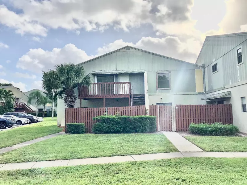 27 Crossing Circle CIR E, Boynton Beach, FL 33435