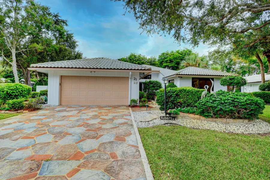 21 Oaks LN, Boynton Beach, FL 33436