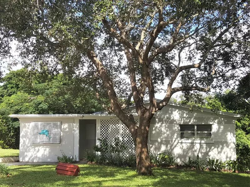 1933 NE Lake PL, Jensen Beach, FL 34957