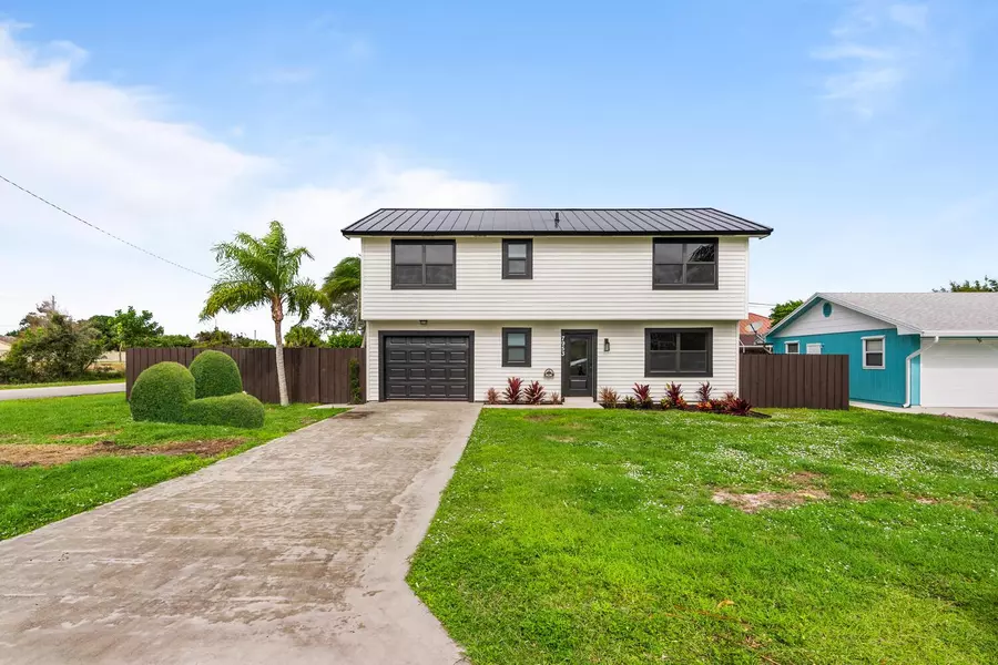 7953 SE Carlton ST, Hobe Sound, FL 33455