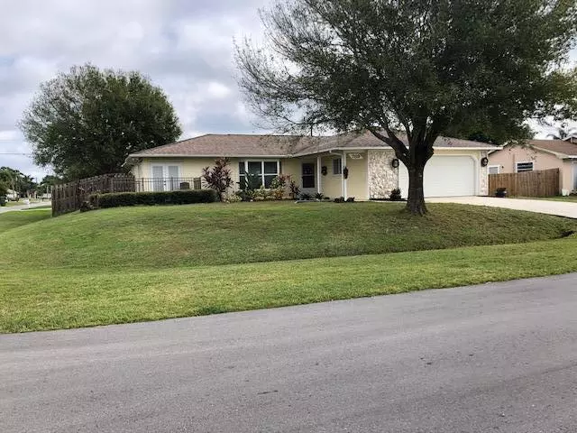 789 NE Eastlake ST, Port Saint Lucie, FL 34953