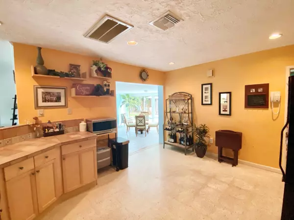 Pompano Beach, FL 33060,440 SE 4th CT