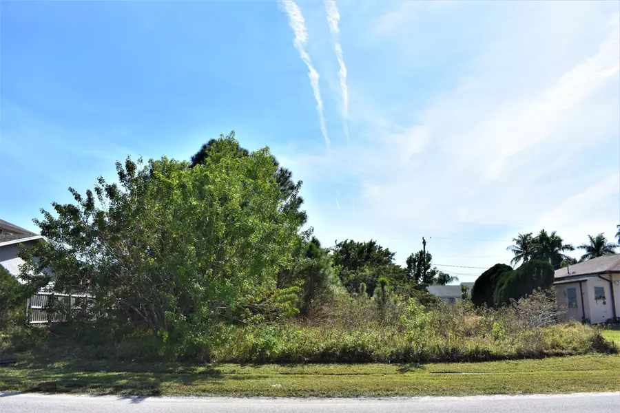 2496 SE Sapelo AVE, Port Saint Lucie, FL 34952