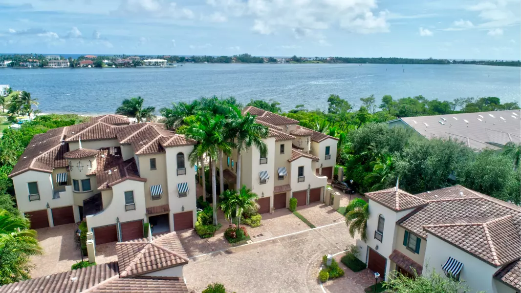 1020 Via Villagio, Hypoluxo, FL 33462