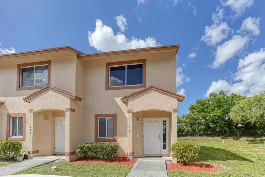 1608 W Lakeview DR, Royal Palm Beach, FL 33411