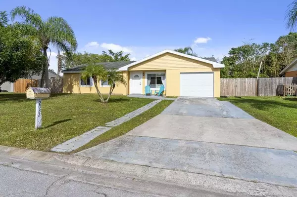 2032 SE Hideaway CIR, Port Saint Lucie, FL 34952