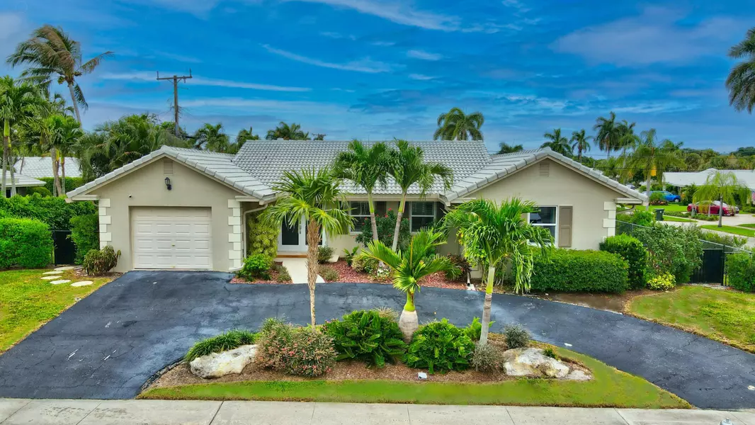 951 Holly LN, Boca Raton, FL 33486