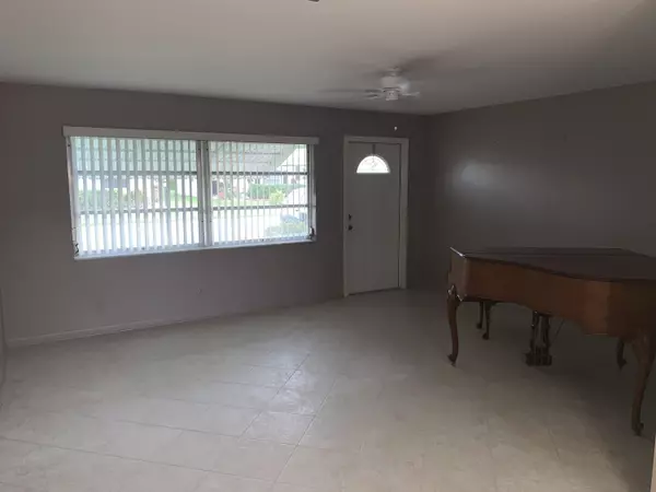 Boynton Beach, FL 33426,98 SW 15th CT