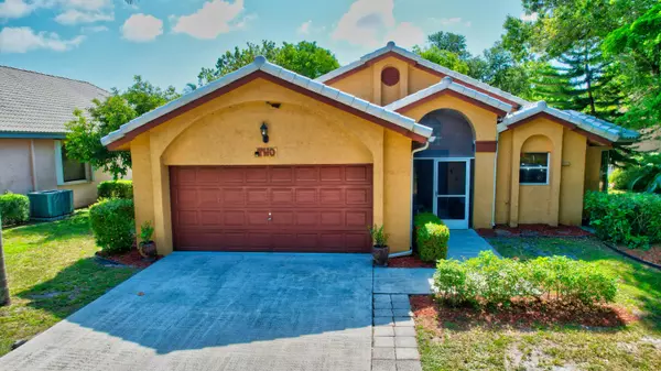 2 Lawrence Lake DR, Boynton Beach, FL 33436