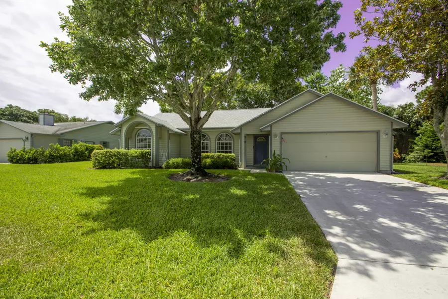 910 NE Dahoon TER, Jensen Beach, FL 34957