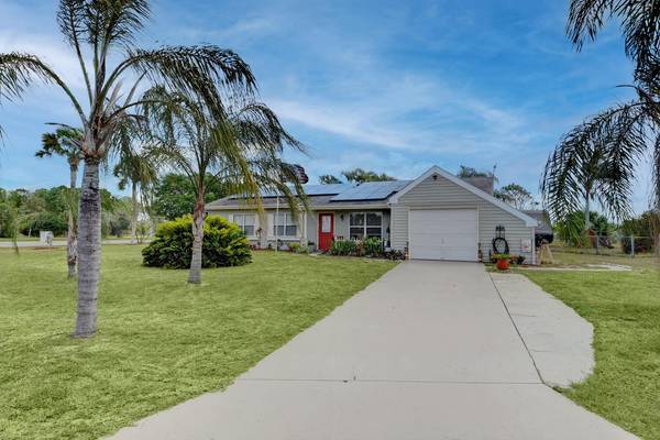 2001 SE Hideaway Circle CIR, Port Saint Lucie, FL 34952