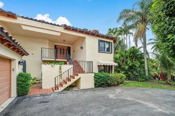 6 Via Lago, Boynton Beach, FL 33435