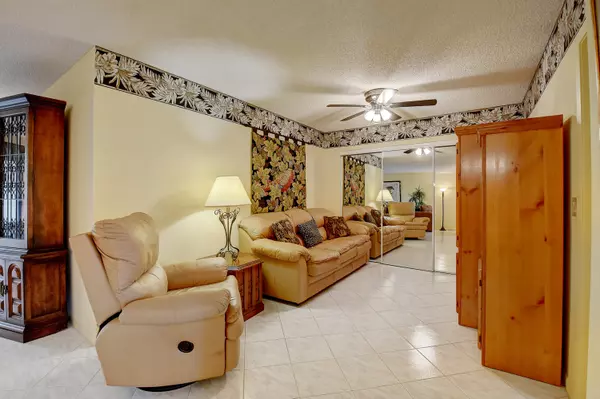 Delray Beach, FL 33484,6037 Pointe Regal CIR 408