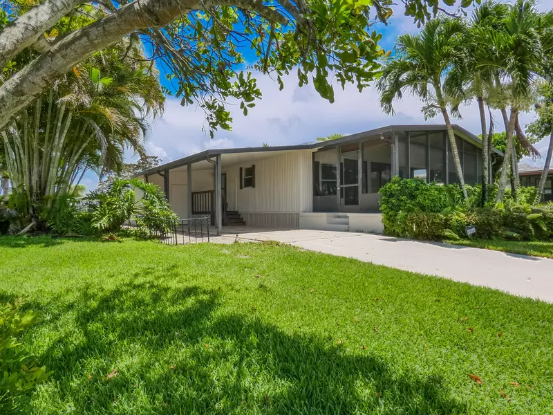 6966 SE Amendment ST, Hobe Sound, FL 33455