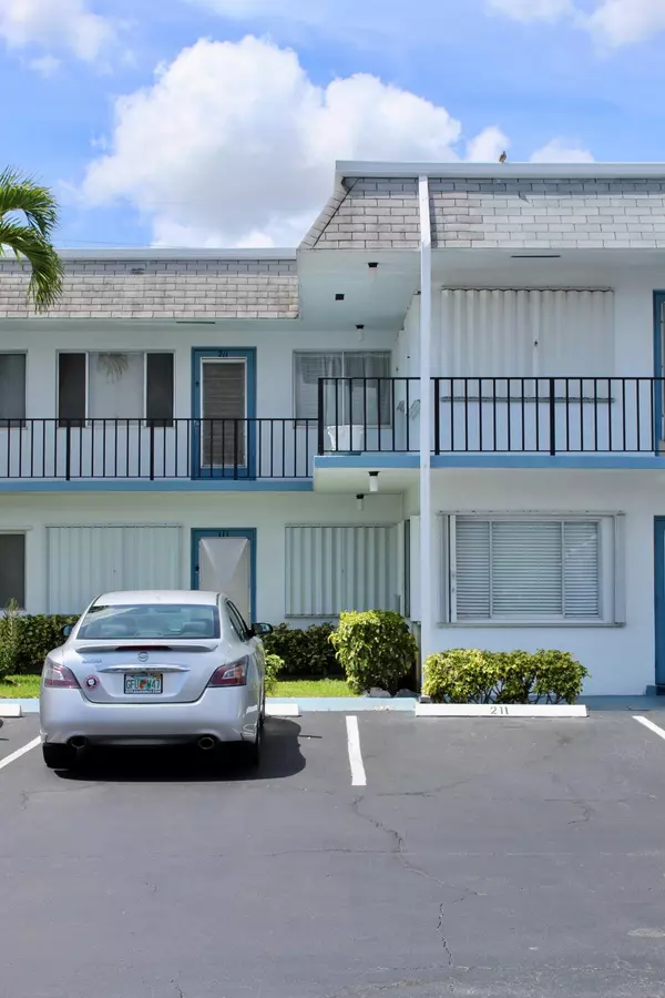 Lake Worth Beach, FL 33461,2440 Lake Osborne DR 211