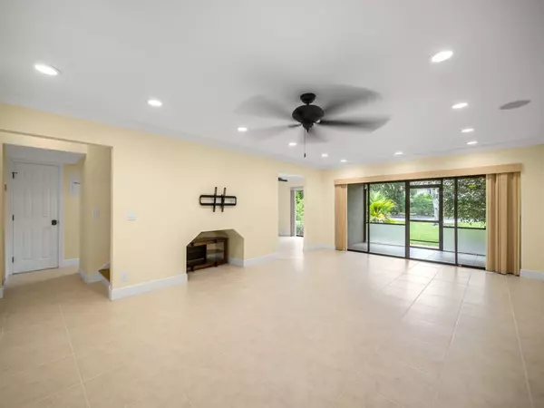 Boca Raton, FL 33487,149 NW 70th ST 102d