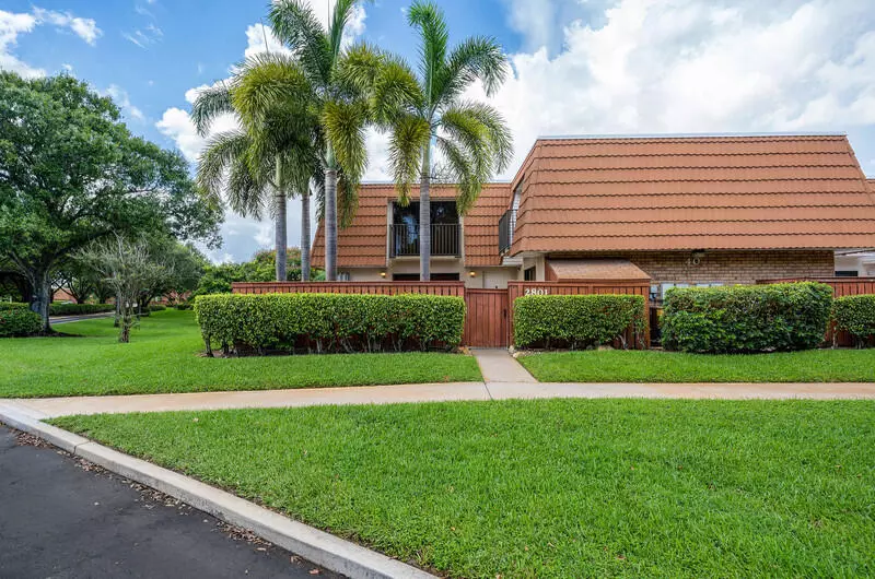 2801 N Waterford DR, Deerfield Beach, FL 33442