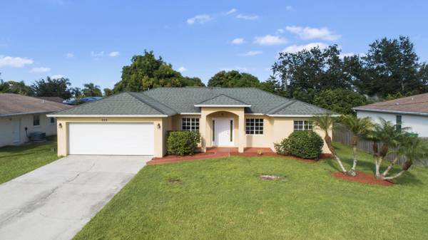 655 SE Clifton LN, Port Saint Lucie, FL 34983