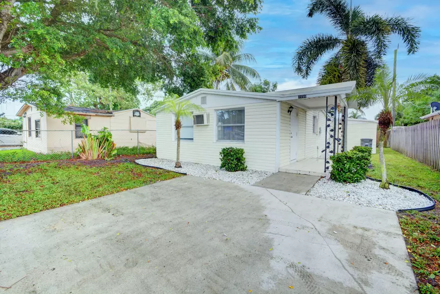 1050 Peak RD, Lake Worth, FL 33462