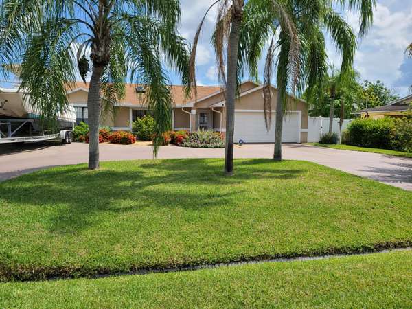 525 SE Floresta DR, Port Saint Lucie, FL 34983