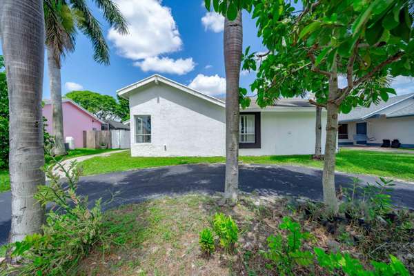 8231 SW 4th PL,  North Lauderdale,  FL 33068