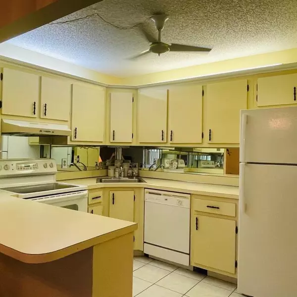 Greenacres, FL 33463,107 Lake Pine CIR B-1