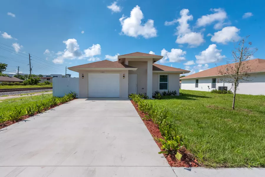 1203 N 18th AVE, Lake Worth, FL 33460
