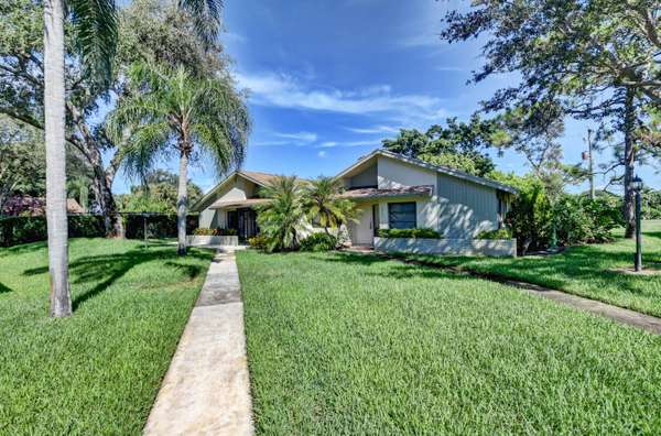 3927 N Arelia DR, Delray Beach, FL 33445