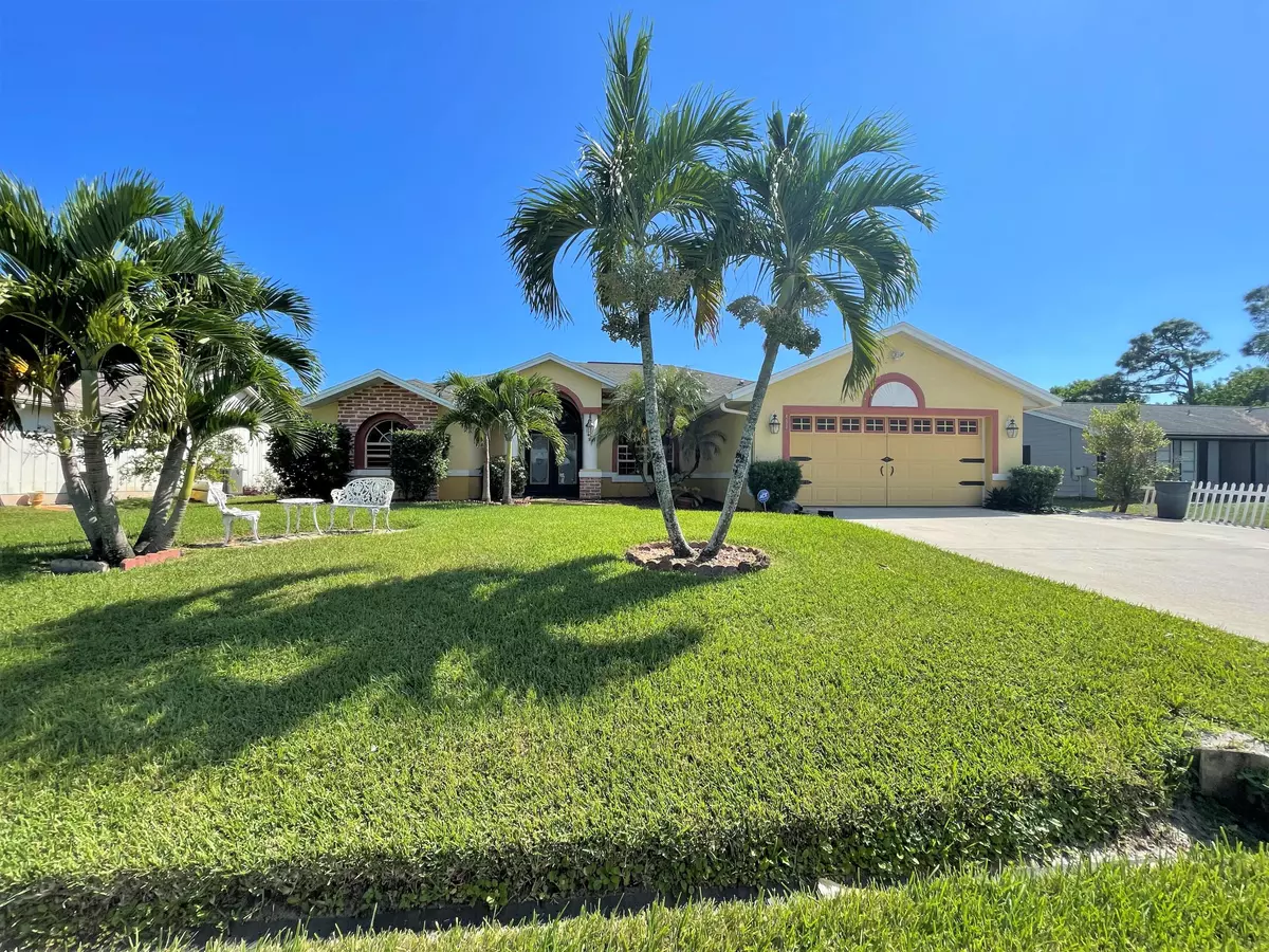 Port Saint Lucie, FL 34983,450 SE Guava TER