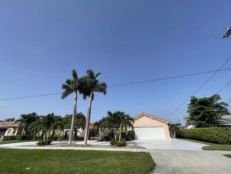 913 Country Club DR, North Palm Beach, FL 33408