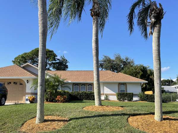 309 SE Crosspoint DR, Port Saint Lucie, FL 34983