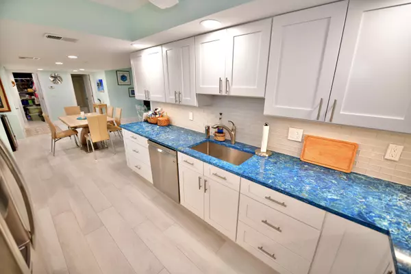 Hypoluxo, FL 33462,8200 Lakeshore DR 3020