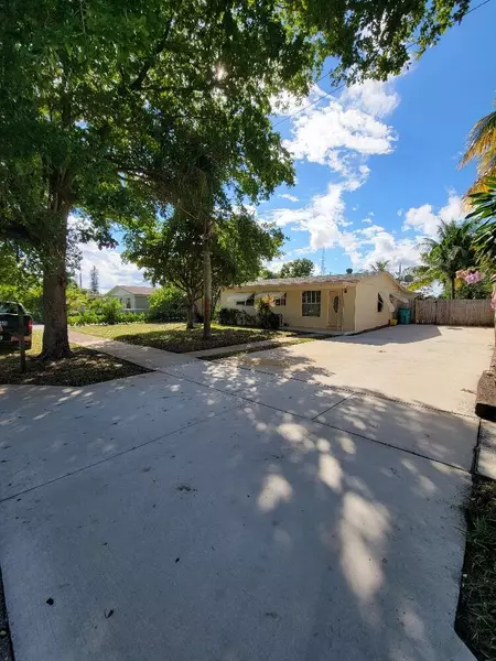 1611 NW 1st CT, Boynton Beach, FL 33435