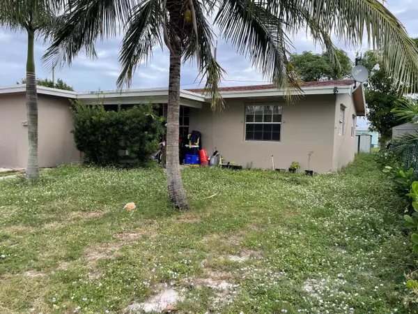 Lake Worth Beach, FL 33460,922 S A ST