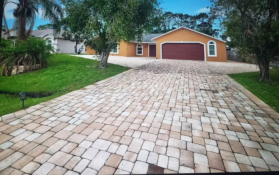 1118 SE Preston LN, Port Saint Lucie, FL 34983